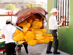 Aunque la estrategia se implementó en planteles escolares, la venta de comida chatarra continúa entre vendedores ambulantes. EL INFORMADOR / ARCHIVO