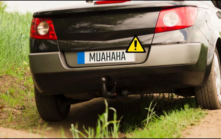 Todas las placas de circulación deben estar bien colocadas, visibles y sin ningún objeto que dificulte su lectura. Freepik y Canva