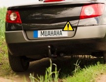 Todas las placas de circulación deben estar bien colocadas, visibles y sin ningún objeto que dificulte su lectura. Freepik y Canva
