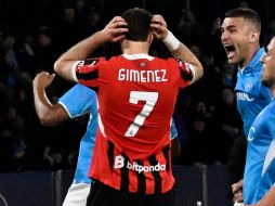 Santiago Giménez tras fallar el penal en el partido entre Milan y Napoli de la Serie A. EFE / ARCHIVO