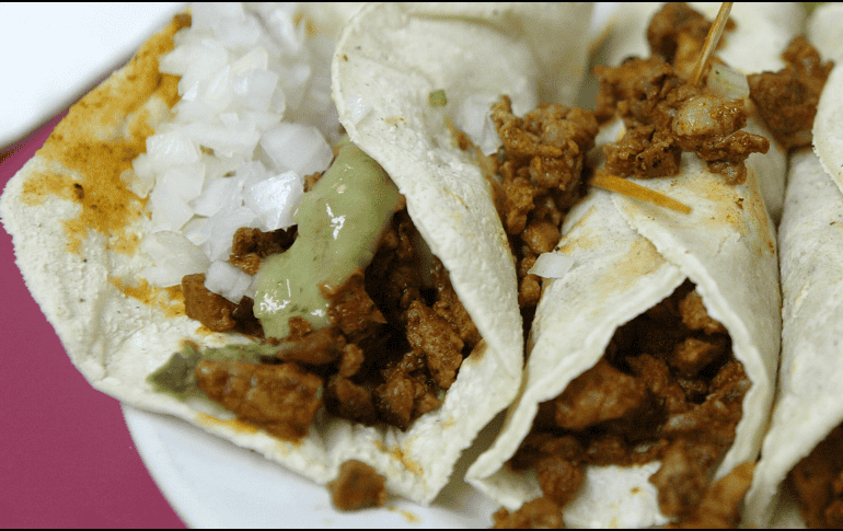 Los tacos al pastor son uno de los platillos más populares en México y forman parte de la dieta cotidiana de muchas personas. EL INFORMADOR / ARCHIVO