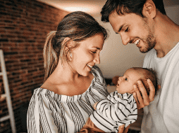 Si bien la inteligencia tiene una base genética importante y algunos estudios indican que los genes maternos juegan un papel preponderante, también es cierto que el entorno y la crianza son determinantes en el desarrollo cognitivo.  CANVA