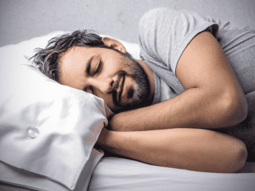 Dormir bien es indispensable, pero excederse en las horas de descanso puede ser contraproducente. Evitar tanto la privación de sueño como el exceso es fundamental para preservar un equilibrio en la salud. CANVA