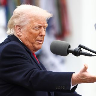 Trump impone arancel global del 10 % y más gravámenes a algunos países