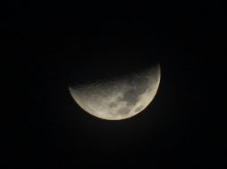 La Luna Cuarto creciente de abril es un momento de gran energía en el que los astros influyen de manera significativa en nuestra vida cotidiana, especialmente en el ámbito económico. Pixabay