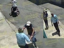 Uno de los supuestos ladrones permanecía en una motocicleta mientras su cómplice ingresaba al negocio. Al notar la reacción del comerciante, quien lo enfrentó con el arma blanca, decidió arrancar el vehículo y huir, dejando a su compañero atrás. X/@QuePocaMadre_Mx