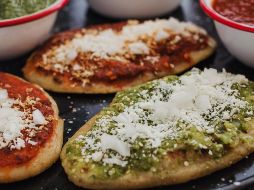 Aunque suelen ser considerados parte de la llamada “comida callejera”, los huaraches y tlacoyos demuestran que tradición y nutrición pueden ir de la mano cuando se toman decisiones informadas sobre cómo se preparan y consumen. CANVA