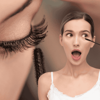 ¿Por qué abres la boca cuando te pones el rímel? Aquí la explicación