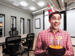 Si deseas descansar en tu cumpleaños, lo mejor será consultar con tu empleador si la empresa ofrece este beneficio o solicitar un día de vacaciones con anticipación. CANVA