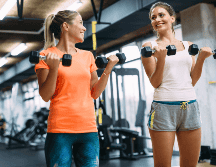 Entrenar en ayunas no es ni bueno ni malo por sí mismo. Puede ser una herramienta útil dependiendo de tus objetivos, tu estilo de vida y tu tolerancia personal. CANVA