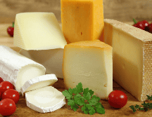 Aunque muchas veces se trata de desinformación o malentendidos, también existen productos procesados que apenas cumplen con los estándares de un verdadero queso. Canva