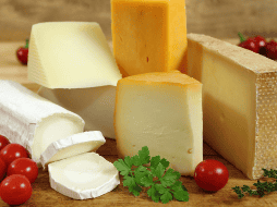 Aunque muchas veces se trata de desinformación o malentendidos, también existen productos procesados que apenas cumplen con los estándares de un verdadero queso. Canva