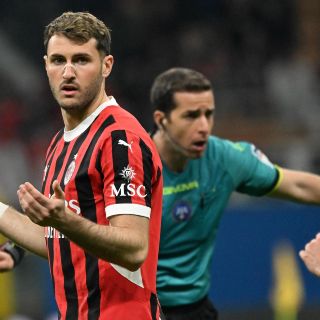 Santiago Giménez sufre lesión en el duelo ante Fiorentina