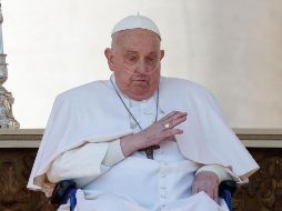 Papa Francisco reaparece ante los fieles en la Plaza de San Pedro. EFE /G. LAMI