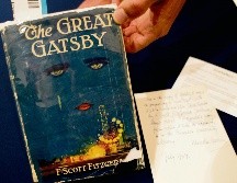 Con el “Gran Gatsby” se lanza una crítica a la sociedad norteamericana emanada de la Primera Guerra Mundial, su lujo, derroche, soledad y sobre todo una historia de amor destinada a fracasar. AFP