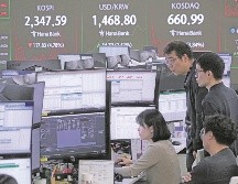 Operadores observan las pantallas en la Bolsa de Valores de Corea del Sur. AP