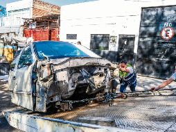 Recorrido de grúas levantando autos abandonados en la zona de Felipe Ángeles, entre Puerto Melaque y Santo Tomás en Guadalajara. EL INFORMADOR/ A. Navarro