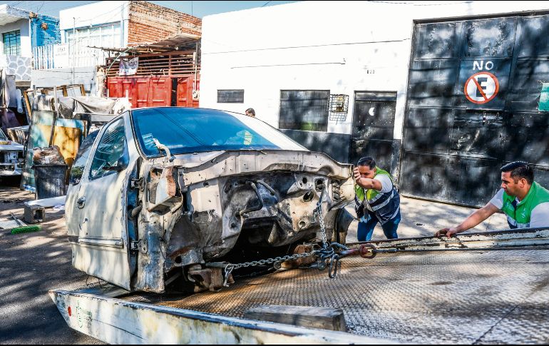 Recorrido de grúas levantando autos abandonados en la zona de Felipe Ángeles, entre Puerto Melaque y Santo Tomás en Guadalajara. EL INFORMADOR/ A. Navarro