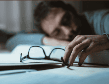 Dormir la siesta puede ser una herramienta muy útil para mejorar la energía, la productividad y el bienestar general, siempre que se haga con moderación y en el momento adecuado del día. CANVA
