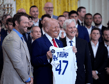 Donald Trump recordó que es fan de los Yankees de Nueva York, pero reconoció que le gusta ver jugar a los campeones Dodgers. EFE / Y. Gripas