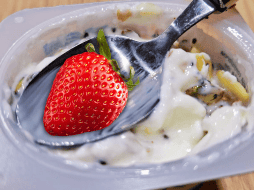 La fibra de la fruta alimenta a las bacterias beneficiosas del intestino, mientras que los probióticos del yogur ayudan a mantener un equilibrio saludable de la microbiota. EL INFORMADOR / O. Álvarez