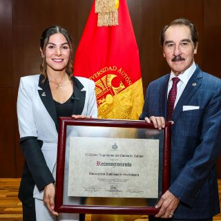 Entrega Congreso del Estado reconocimiento a la UAG