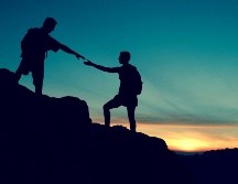 Adam Borland, psicólogo clínico, dice que las personas que buscan complacer a los demás todo el tiempo, podrían desarrollar estrés, frustración y resentimiento. CANVA/ ESPECIAL