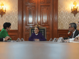 Sheinabum charlando con Fraser, junto a el secretario de Hacienda, Édgar Amador Zamora, y la coordinadora del Consejo Asesor de Desarrollo Económico Regional y Relocalización, Altagracia Gómez. ESPECIAL/X/ @Claudiashein.