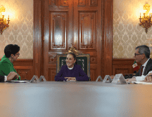 Sheinabum charlando con Fraser, junto a el secretario de Hacienda, Édgar Amador Zamora, y la coordinadora del Consejo Asesor de Desarrollo Económico Regional y Relocalización, Altagracia Gómez. ESPECIAL/X/ @Claudiashein.