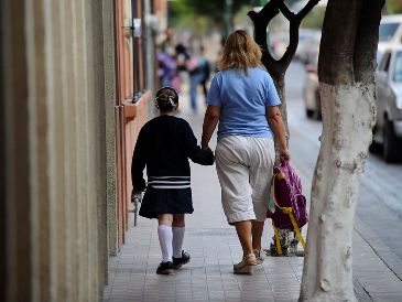 Advierten que este "golpe" de tres meses de desajuste escolar pone en riesgo la estabilidad económica y la salud de miles de cuidadoras que ya tenían su vida programada. EL INFORMADOR / ARCHIVO