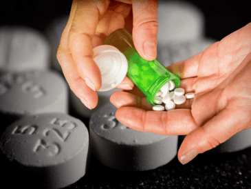 Evitar la automedicación, realizar chequeos médicos periódicos y mantener hábitos saludables son acciones clave para prevenir enfermedades y promover una vida larga y saludable. AP / ARCHIVO