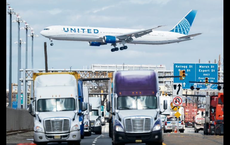 Más de 70 países buscan negociación con Estados Unidos para que sus productos no se vean afectados por el gravamen; mientras ingresan por aire, tierra y mar, pero pagando el respectivo impuesto. AFP