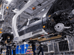 Armadoras como Mercedes y Stellantis necesitan incrementar su producción en Estados Unidos, debido a que dependen en gran medida de ese mercado, señala Felipe Muñoz. EFE/C. RAMÍREZ