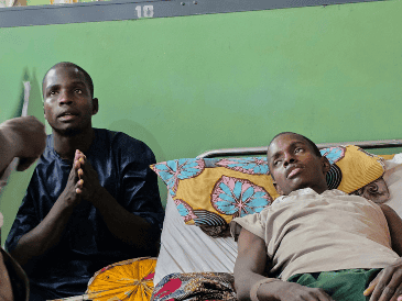 Un paciente que tiene meningitis en el hospital universitario de Maiduguri, Nigeria, el 8 de abril del 2025.  AP / H. Suleiman