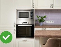 El horno de microondas facilita tareas como descongelar, cocinar y recalentar alimentos, convirtiéndose en una herramienta imprescindible dentro de la cocina. Pexels y Canva