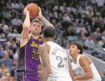 Después de ser recibido con aplausos y un homenaje, Luka Doncic tuvo una de sus mejores actuaciones de la campaña en su primer juego con los Lakers en Dallas. AFP/S. Hodde