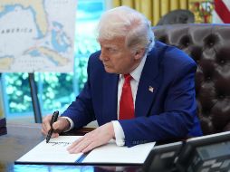 El mismo Trump dijo que la decisión se cocinó al vuelo, durante las primeras horas de ayer, al platicar con su secretario de Comercio y del Tesoro. EFE/C. Kleponis