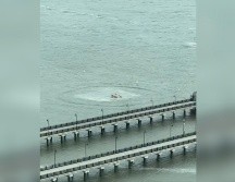 Un helicóptero se estrelló este jueves 10 de abril en el río Hudson, a su paso por la ciudad de Nueva York. ESPECIAL / X