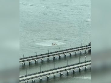 Un helicóptero se estrelló este jueves 10 de abril en el río Hudson, a su paso por la ciudad de Nueva York. ESPECIAL / X