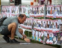 Manifestantes colocaron en las puertas del edificio fotografías y retratos de sus familiares desaparecidos. EL INFORMADOR/ARCHIVO