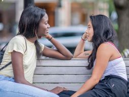 Cuando una persona mantiene siempre la mirada en los ojos, está comunicando mucho más de lo que las palabras pueden expresar.  CANVA