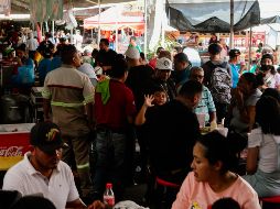 Comer en las calles mexicanas implica toda una experiencia única: compartir mesa con extraños, conversar con quienes cocinan y sumergirse en la energía del entorno. EL INFORMADOR / ARCHIVO
