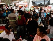 Comer en las calles mexicanas implica toda una experiencia única: compartir mesa con extraños, conversar con quienes cocinan y sumergirse en la energía del entorno. EL INFORMADOR / ARCHIVO