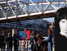 Un puente peatonal de París fue nombrado como el cantante Jim Morrison, líder y fundador de los Doors, veinticuatro años después de su muerte en la capital francesa. EFE /  Y. VALAT