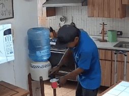 En el video se observa al sujeto entrando por la puerta principal con un pico en las manos, lo que llevó a algunos a suponer que pretendía hacerse pasar por jardinero. ESPECIAL.