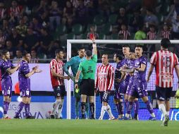 La expulsión del Tala Rangel obligó a que Érick Gutiérrez se pusiera los guantes para tratar de detener el tiro penal con el que Mazatlán empató el juego. IMAGO7/J. Cubeyro