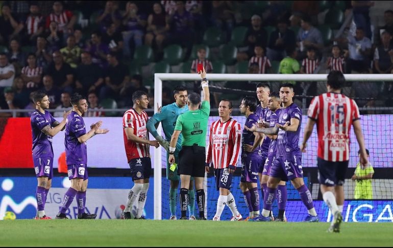 La expulsión del Tala Rangel obligó a que Érick Gutiérrez se pusiera los guantes para tratar de detener el tiro penal con el que Mazatlán empató el juego. IMAGO7/J. Cubeyro