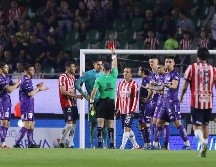 La expulsión del Tala Rangel obligó a que Érick Gutiérrez se pusiera los guantes para tratar de detener el tiro penal con el que Mazatlán empató el juego. IMAGO7/J. Cubeyro