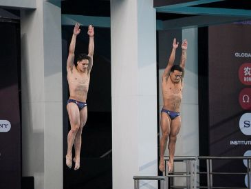 Osmar Olvera y Juan Celaya se subieron al podio para otorgarle la segunda presea a México en la Copa Mundial de Clavados de Canadá. ESPECIAL / CONADE / X