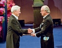 Al momento de recibir el Premio Nobel, el peruano ingresó a la inmortalidad literaria. AFP